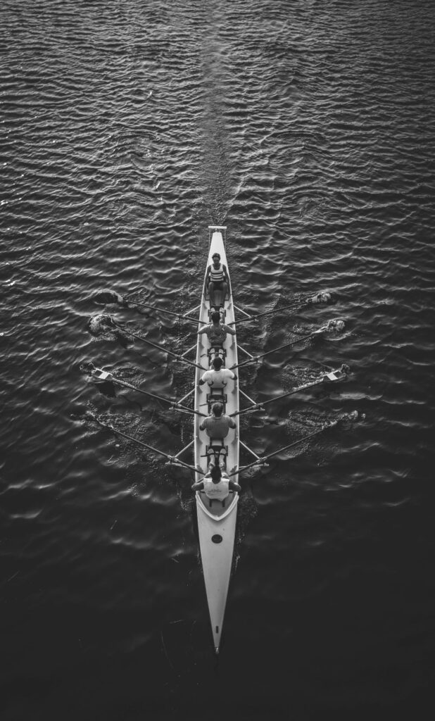 Vierer (Ruderboot) mit Steuermann bzw. Vierer mit Steuerfrau als Sinnbild für Motivation. Was motiviert am Stärksten - Vergütung oder?